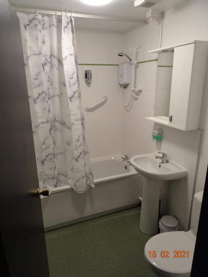 Happy Guests Lodge Lower Whitley Bagian luar foto